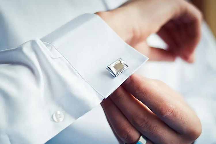 How to properly wear cufflinks with shirts?