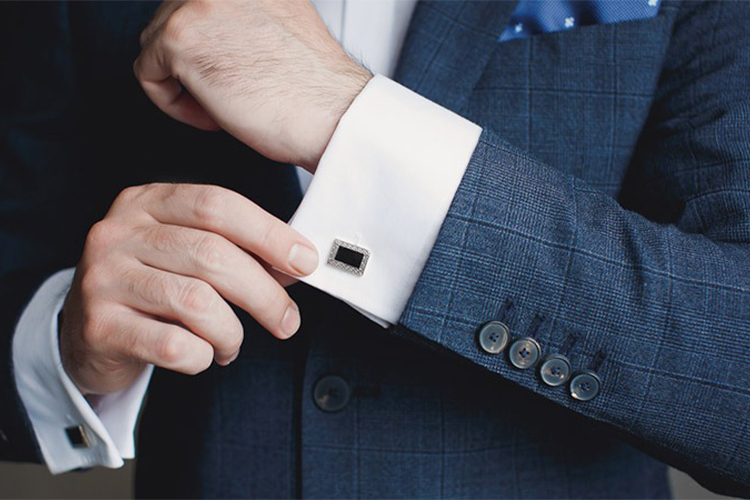 How to properly wear cufflinks with shirts?