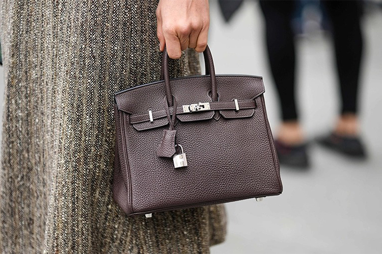 Share your best handbag products for a night out.