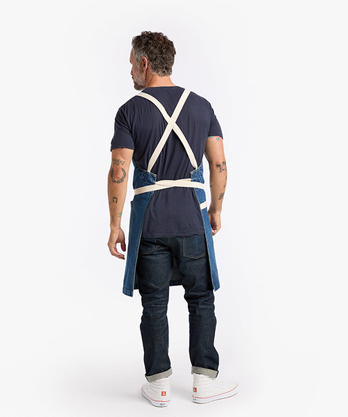 Apron with crossed straps